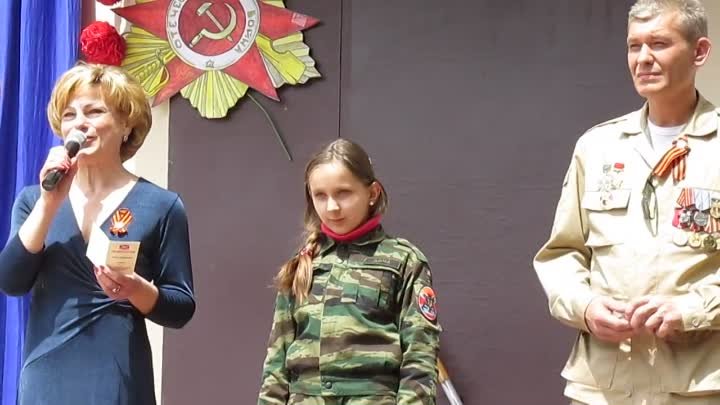 Богдану Нещерет награждают медалью -За боевые заслуги Новороссии-