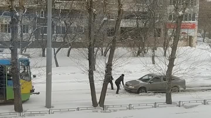 В Екатеринбурге трамвай взял автомобиль на буксир