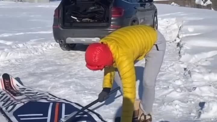 Нижегородский серфер проплыл по Волге в мороз