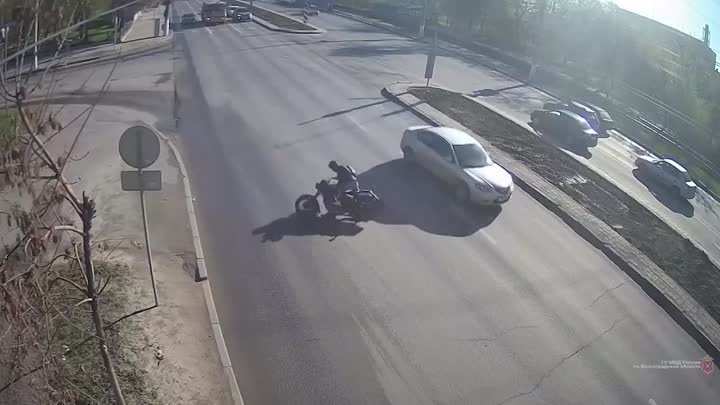 Кадры спасения мотоциклиста в Волгограде
