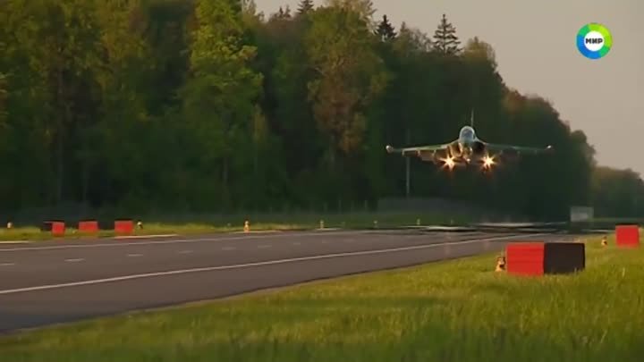 Белорусские летчики первыми в мире посадили на автодорогу_ МиГ-29, Я ...