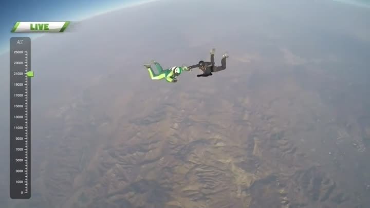 Американец Люк Айкинс прыгнул без парашюта с 7500 метров и приземлит ...