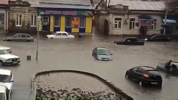 Это центре города во время дождя.