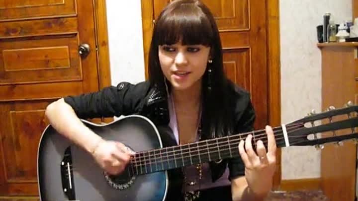 Видео песня про женщину. Поют под гитару. Женщины поют под гитару. Девушка под гиью. Женский вокал под гитару.