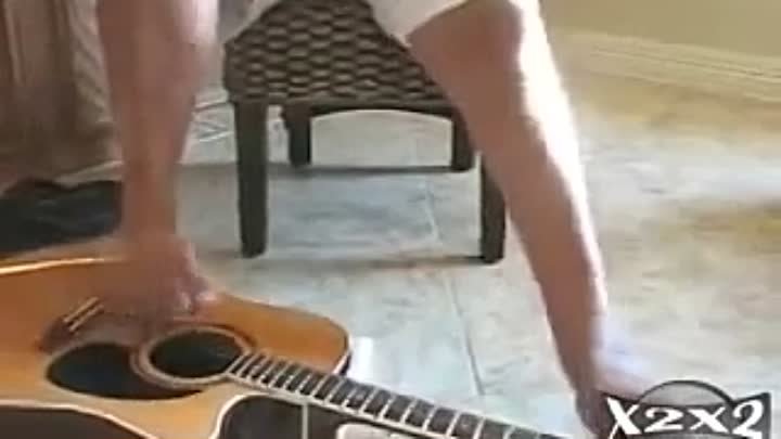 Игра на гитаре ногами