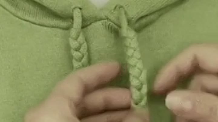 Как завязать шнурок на капюшоне толстовки красиво пошагово