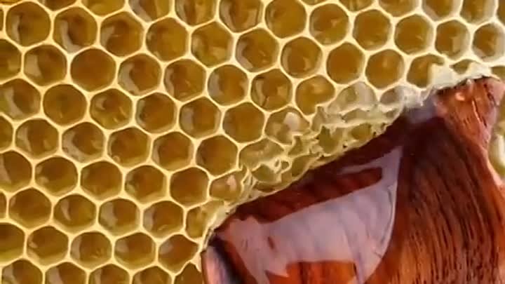 У пчелиного меда нет точной химической формулы 

Его состав зависит  ...