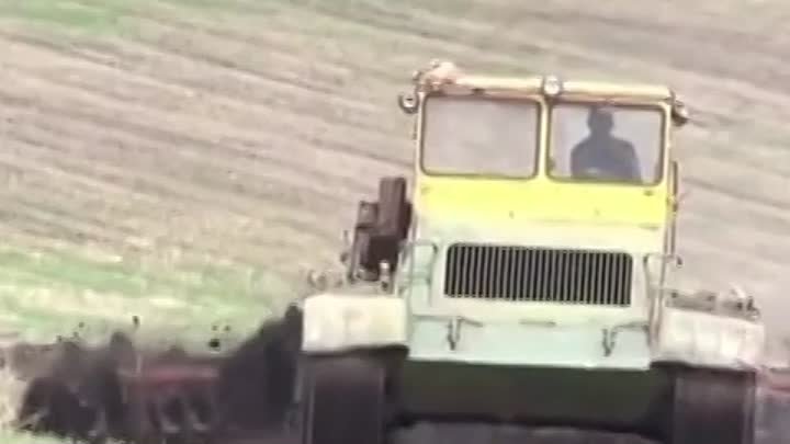 4 мая Фермер пашет землю на танке