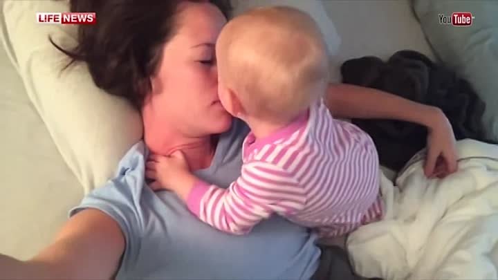 Видео с малышкой, которая мешала спать своей маме)