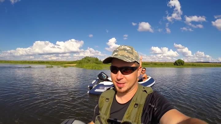 Русская рыбалка 2016. Ловлю рыбу с лодки. Нападение насекомых