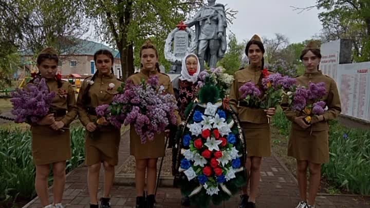 МБОУ Арпачинская СОШ, 9 мая - возложение венка к памятнику "Пог ...