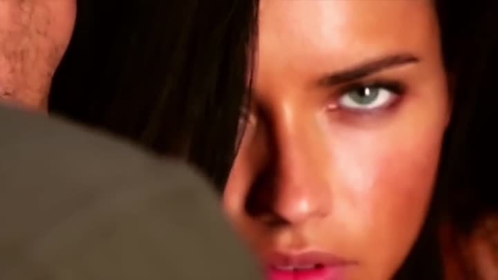 SUPERMODEL ADRIANA LIMA HAS A BEAUTIFUL WALK 2016