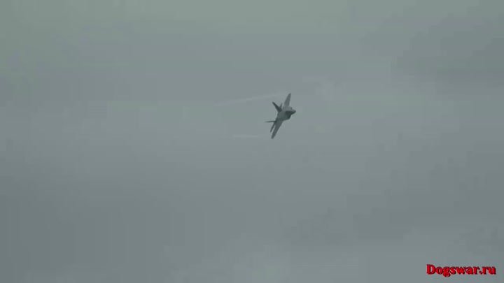 Показательный полёт истребителей F-22 Raptor и Миг-29 на авиашоу RIA ...