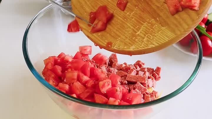 Просто Обалденный Салат с помидорами!Очень неожиданное сочетание!