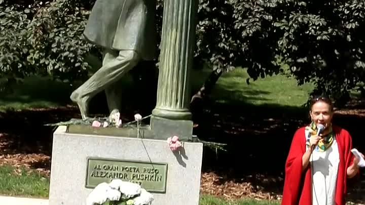 У памятника А.С. Пушкину в Мадриде. Свои стихи читает Галина Коробов ...