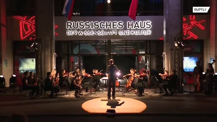 Выступление оркестра на рассвете: в Германии прошла акция в День памяти и скорби
