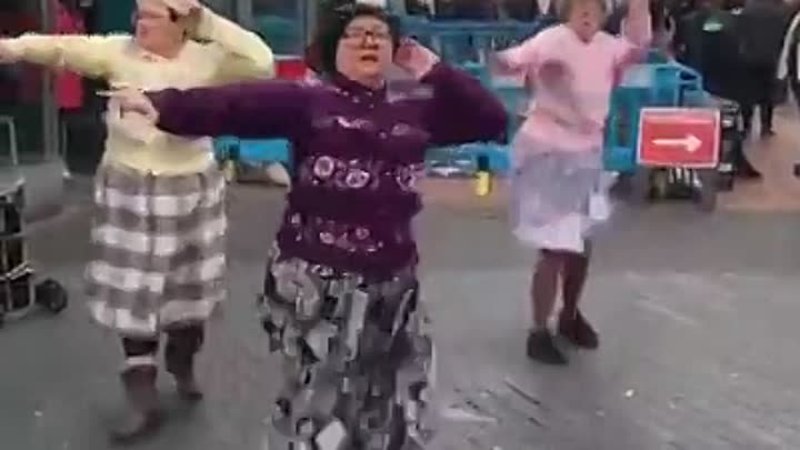 Шуточный танец бабушек. Бабка пляшет. Танец бабушки старушки. Зажигательный танец бабушек. Танцы пенсионеров смешные.