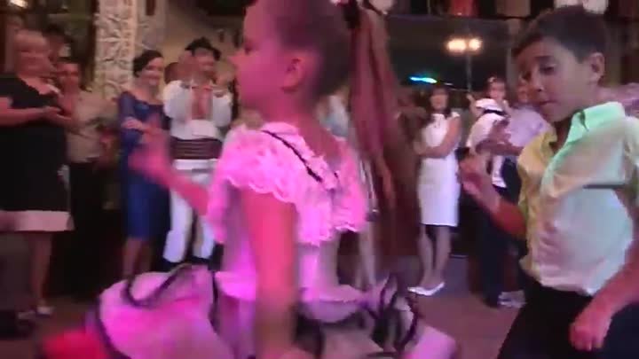 Смешное видео - как дети танцуют из разных стран!_ Попробуй не улыбн ...