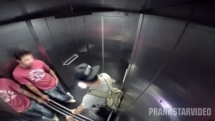 Обосрался в лифте