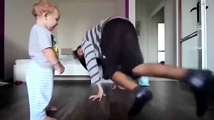 Папа танцует с сыном! _)