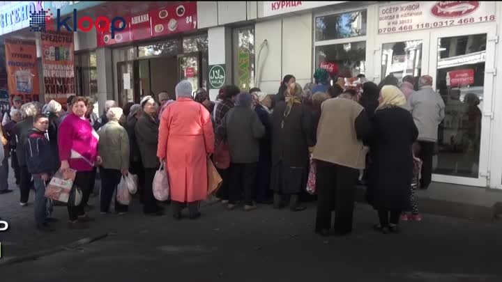 Бесплатный хлеб - молодая пара помогает пенсионерам в Бишкеке