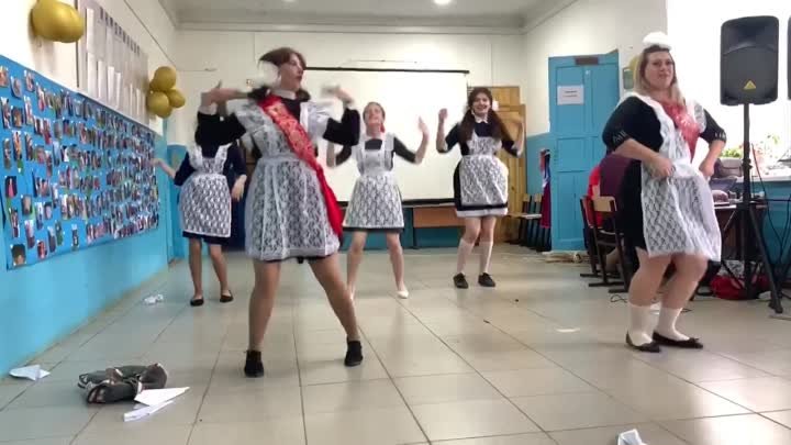 Вот так танцуют девочки и мальчики нашей школы!😜