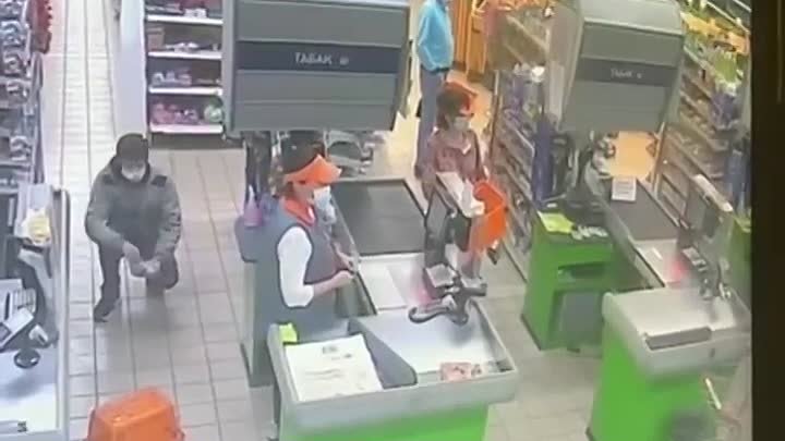 Мужчина напал на продавца магазина в Томске из-за маски