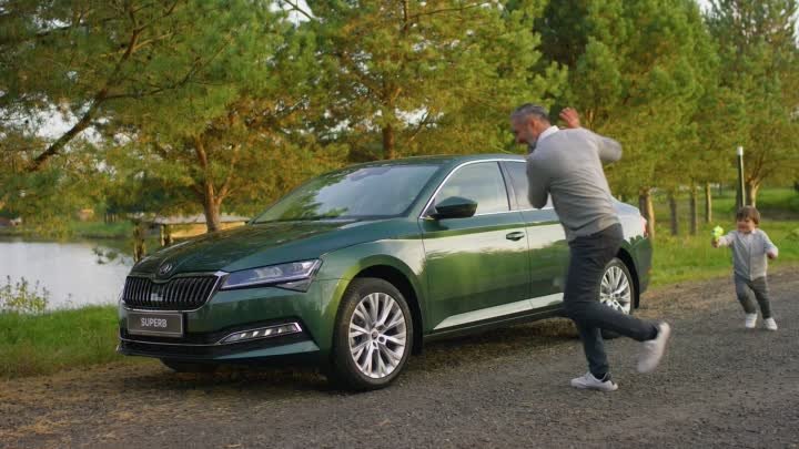 SIMPLY CLEVER. ŠKODA SUPERB. Зонт в кармане двери.mp4