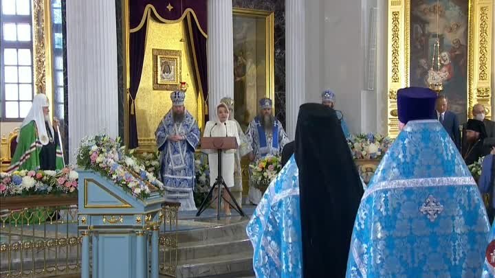 Диаконисса Валька-стакан с амвона мощно жгёт...

...но три истукана  ...