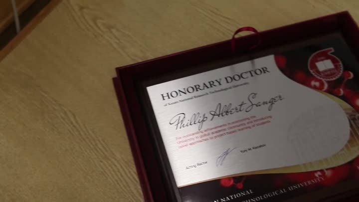 Вручение диплома почётного доктора КНИТУ Филлипу Сангеру