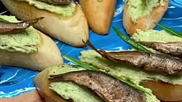 Сытные бутерброды со шпротами