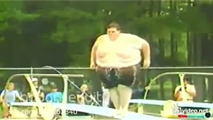 Толстуха скачет. Толстый прыгает в воду. Толстый мужик прыгает в воду. Толстяк прыгает в воду. Толстяк прыгнул в бассейн.