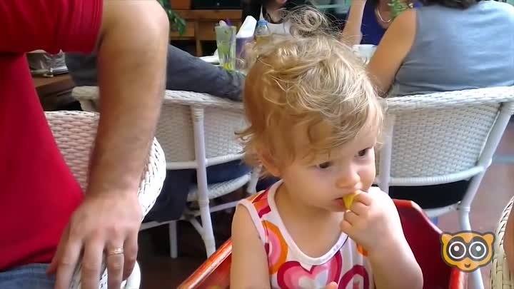 Дети впервые пробуют лимон