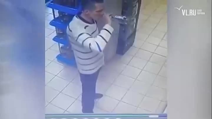 Мужчина залпом выпил бутылку водки в магазине, чтобы не платить