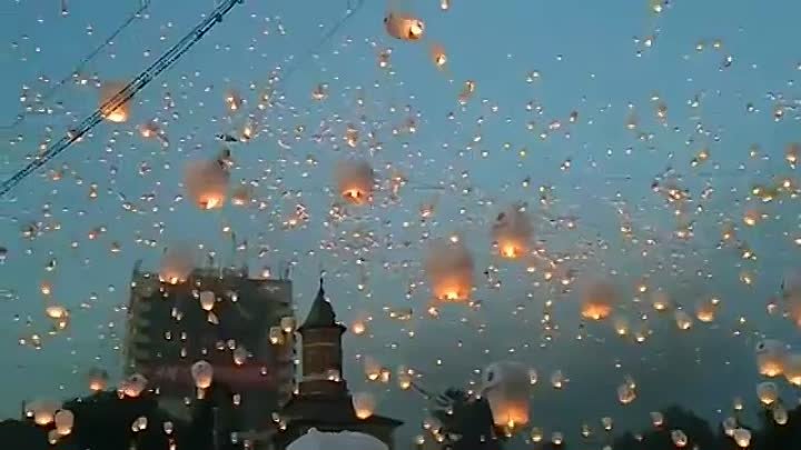 Sky lanterns [Official Guinness World Record - 12,740 lanterns - Ias ...