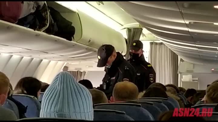В Благовещенске из самолета высадили мужчина за курение