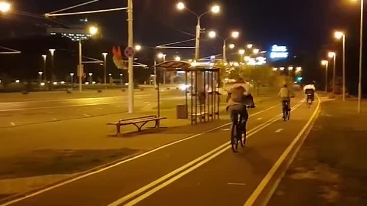 Ночью по Минску проехали велосипедисты с национальными флагами ✊