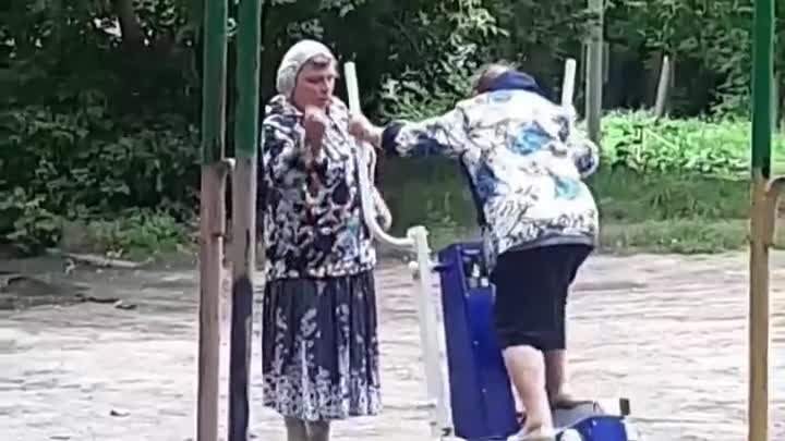 Бабушки испытывают тренажеры на Первомайке