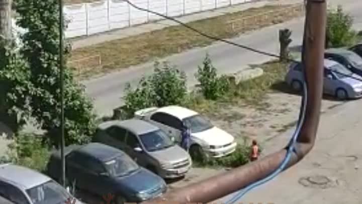 Дети разбивают машину напротив ИК-3