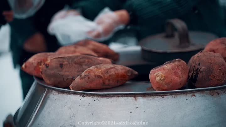 Печёный батат 🍠 одно из популярных блюд Северного Китая. Стоит не д ...