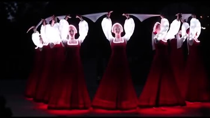Русский народный танец девушек в светящихся платьях