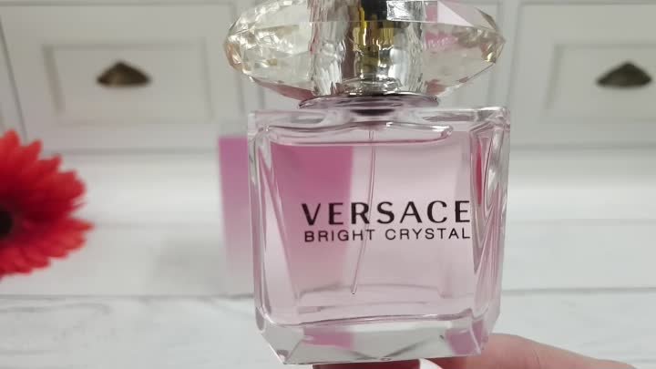 Versace Bright Crystal - универсальный аромат, легкий и непринужденн ...