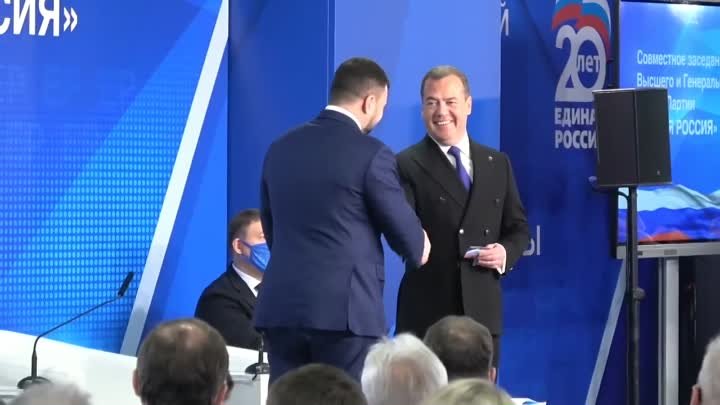 Медведев вручил Пушилину партбилет