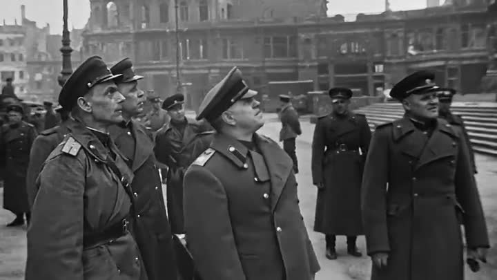 Капитуляция  Berlin nach der Kapitulation (3. Mai 1945)   Крыша