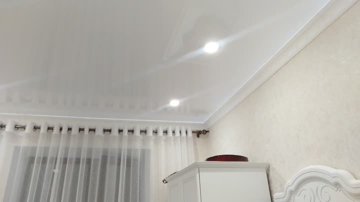 белый глянцевый потолок с точечными светильниками и LED подсветкой п ...