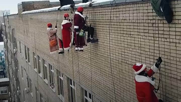 Деды Морозы-спасатели поздравили маленьких пациентов