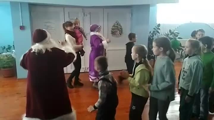 Танцевальная игра"Новогодний паравозик"
