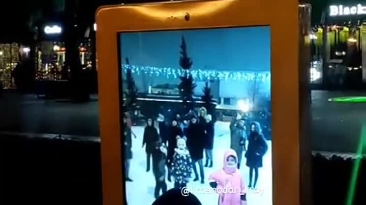 В Геленджике установили интерактивный экран для связи с другими городами