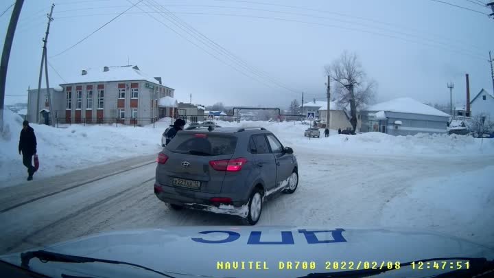 В Марий Эл автоинспектор, держась за дверь машины, на ходу ухватился ...