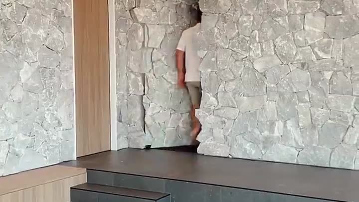 Каменная дверь в стене